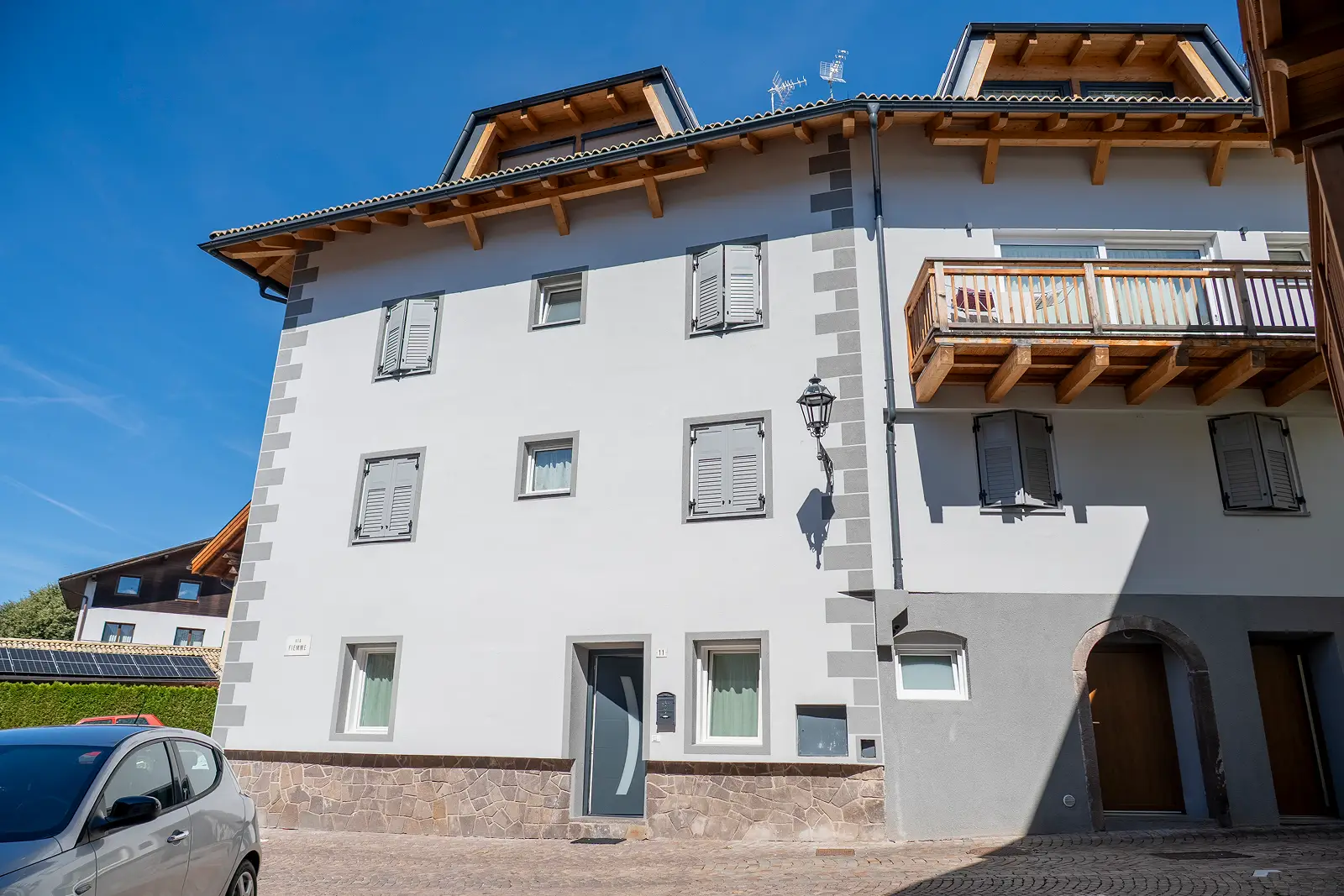 Ristrutturazione completa di palazzina residenziale con cappotto termico, serramenti e tetto in legno a Castello di Fiemme
