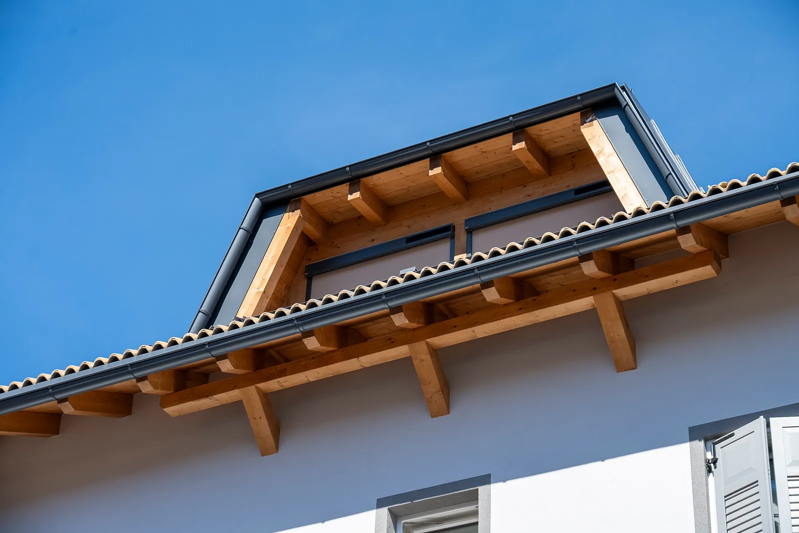 Rifacimento tetto in legno ventilato con abbaino e finiture in metallo realizzato da 2R Group