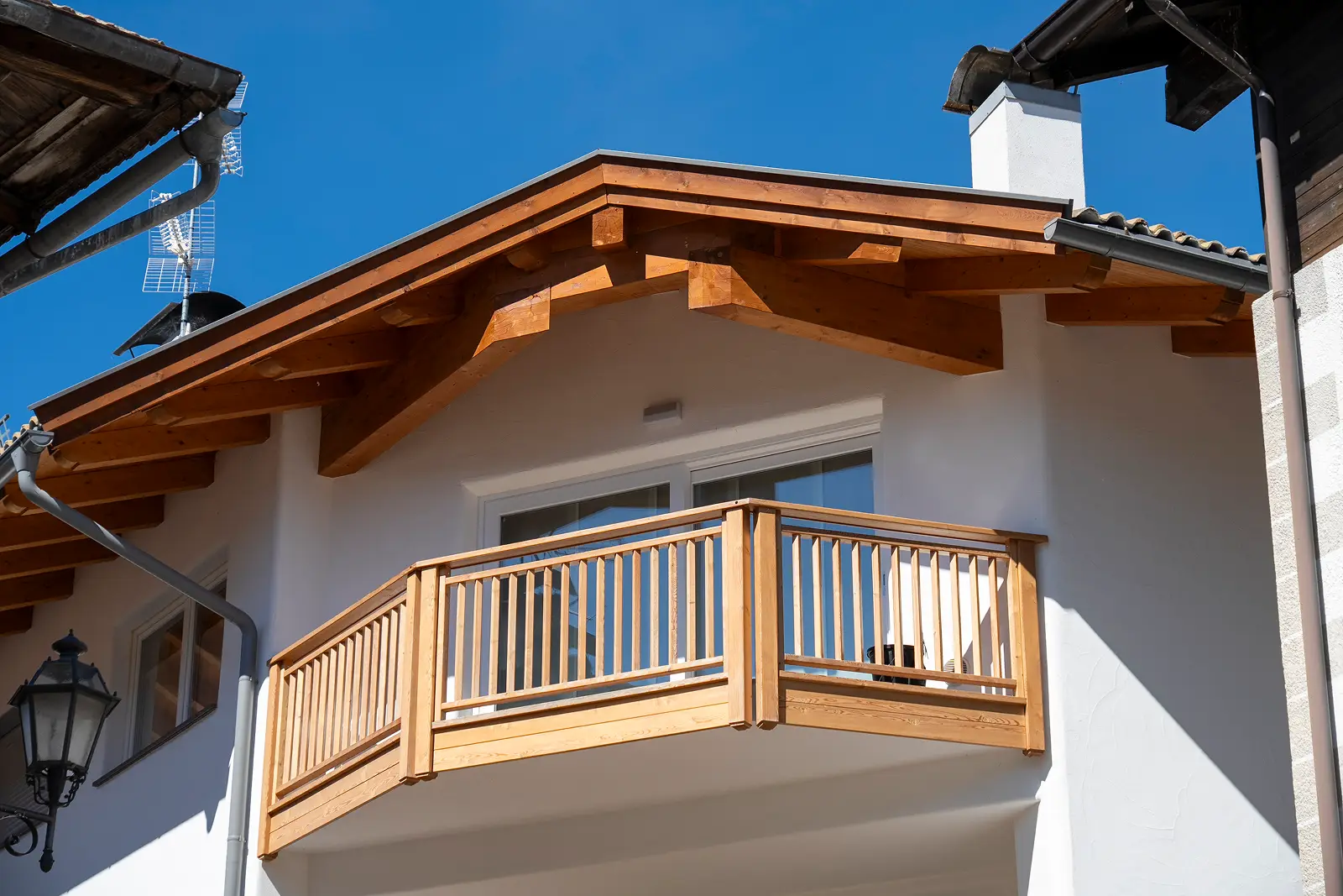 Ristrutturazione di un balcone in stile alpino con ringhiera in legno di larice a Castello, Val di Fiemme, eseguita da 2R Group