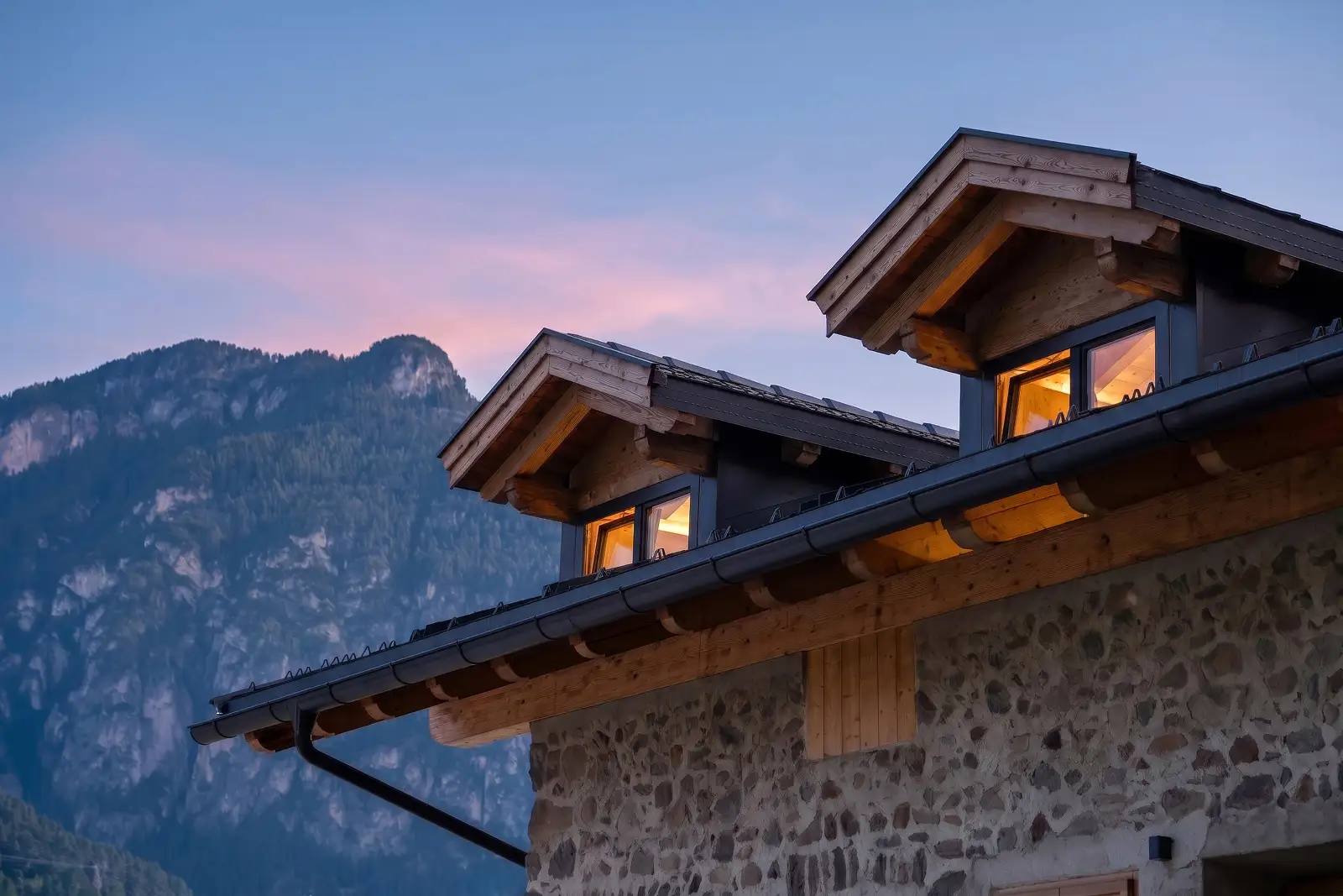 Due finestre sul tetto con le Dolomiti di sfondo a Lago di Tesero