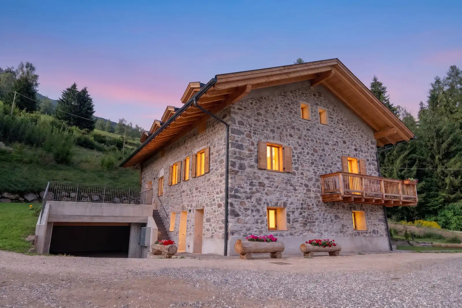 Immobile ristrutturato a Lago di Tesero con garage coperto, due piano, terrazzo, tetto in legno, terrazzo e pietre facciavista