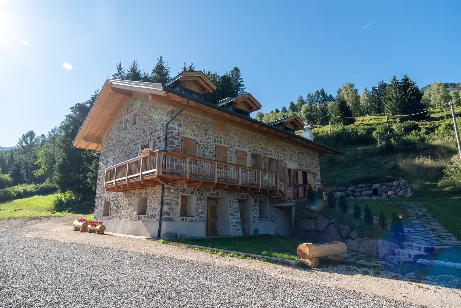 Immobile montano tradizionale a Lago di Tesero visto dall'esterno, ristrutturato a nuovo da 2R Group, in legno e pietra