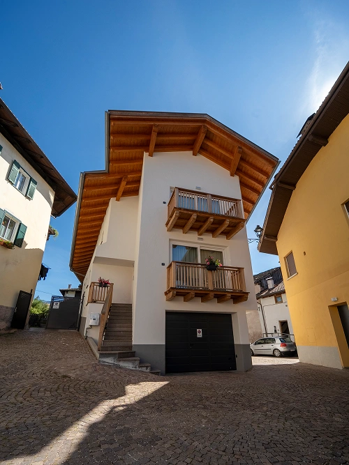 Profilo dell'immobile ristrutturato in via Avisio a Castello di Fiemme con garage, due piani, terrazze, tetto in legno
