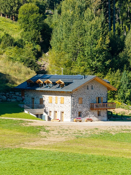 Restauro conservativo di edificio rustico con serramenti in legno e tetto fotovoltaico, 2R Group