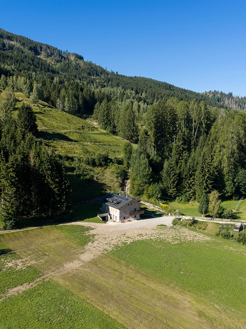 Integrazione paesaggistica e ristrutturazione di maso alpino in Val di Fiemme a opera di 2R Group