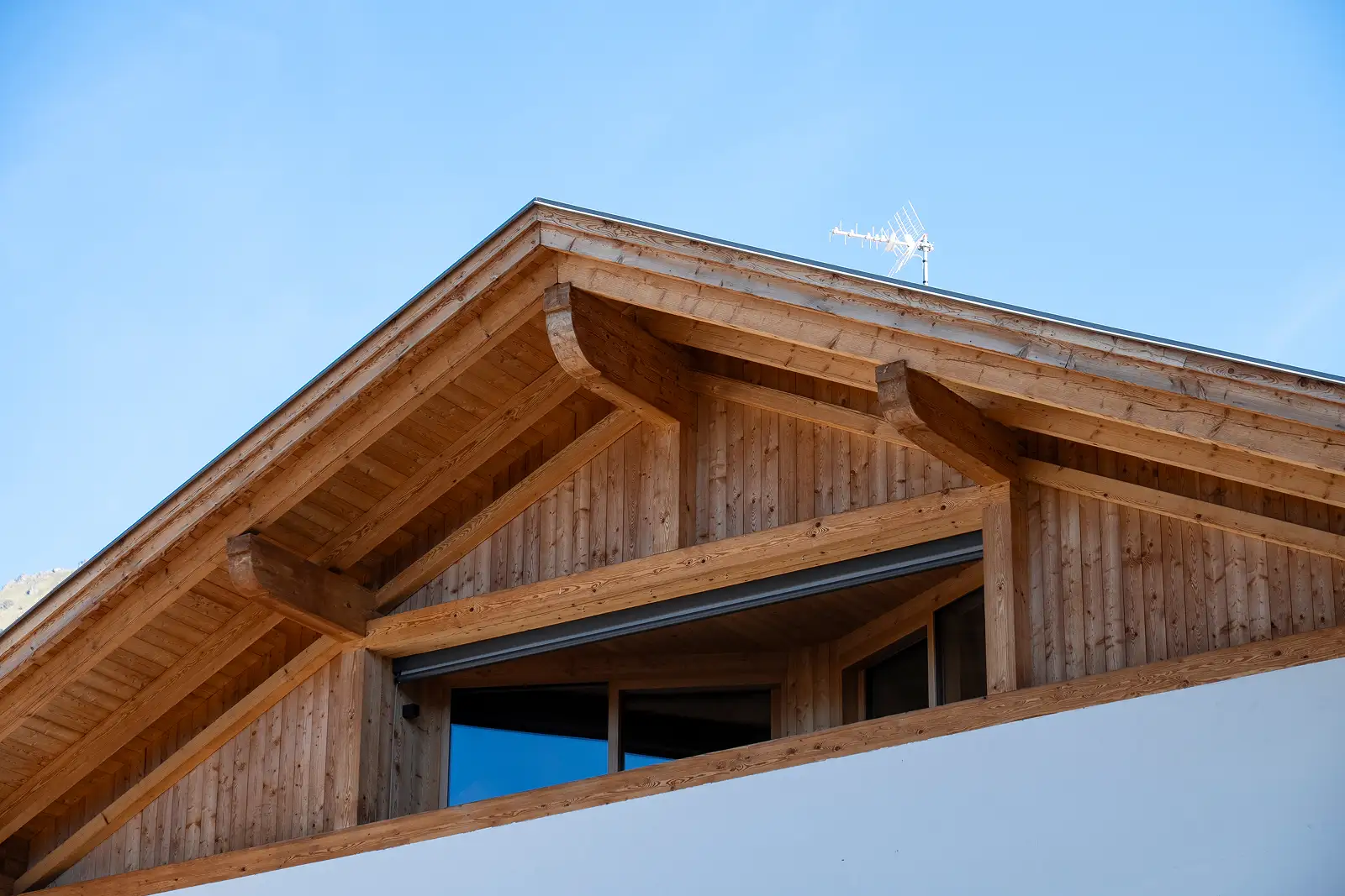 Dettaglio in legno del tetto in legno di una casa ristrutturata a Varena da 2R Group
