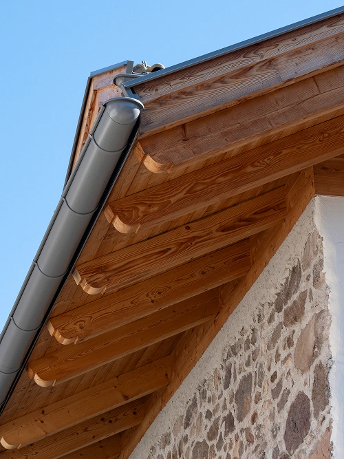 Dettaglio del tetto in legno realizzato a Varena