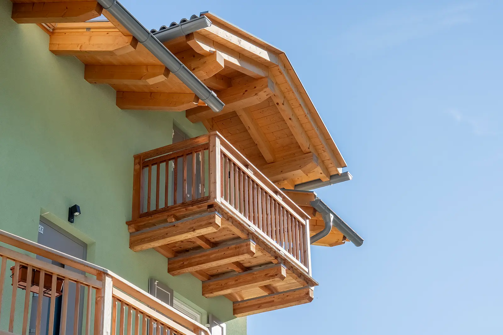Balcone nuovo in legno di una casa ristrutturata a Ziano di Fiemme