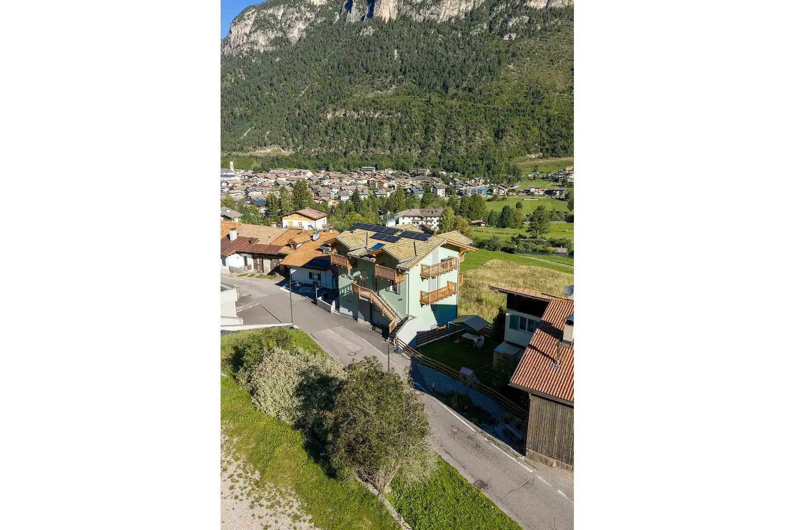 Vista di un condominio di montagna ristrutturato da 2R Group a Ziano di Fiemme