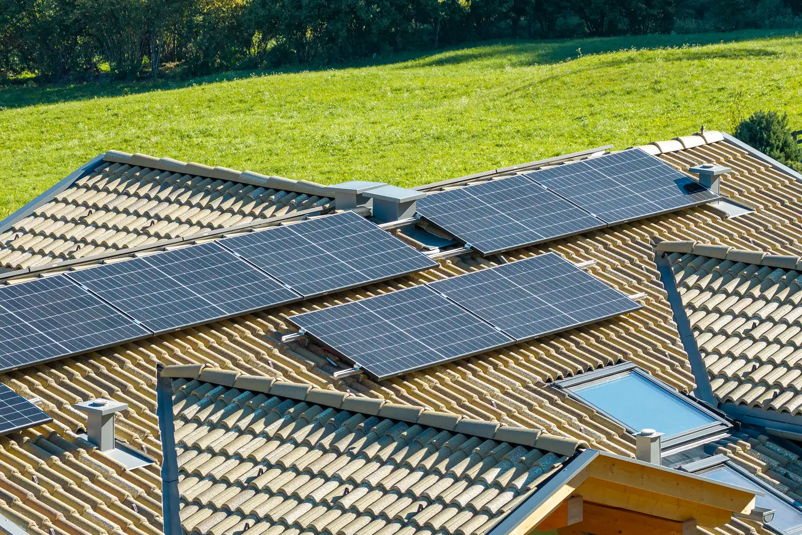 Impianto fotovoltaico su copertura residenziale e finiture di lattoneria in Val di Fiemme, opera di 2R Group