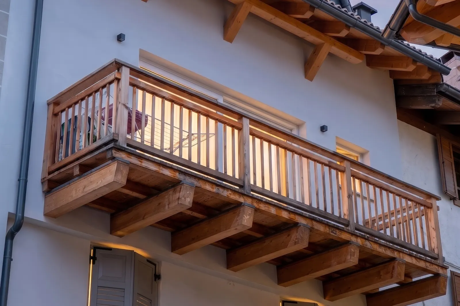 Struttura portante e parapetto in legno per balcone di una abitazione montana, realizzato da 2R Group