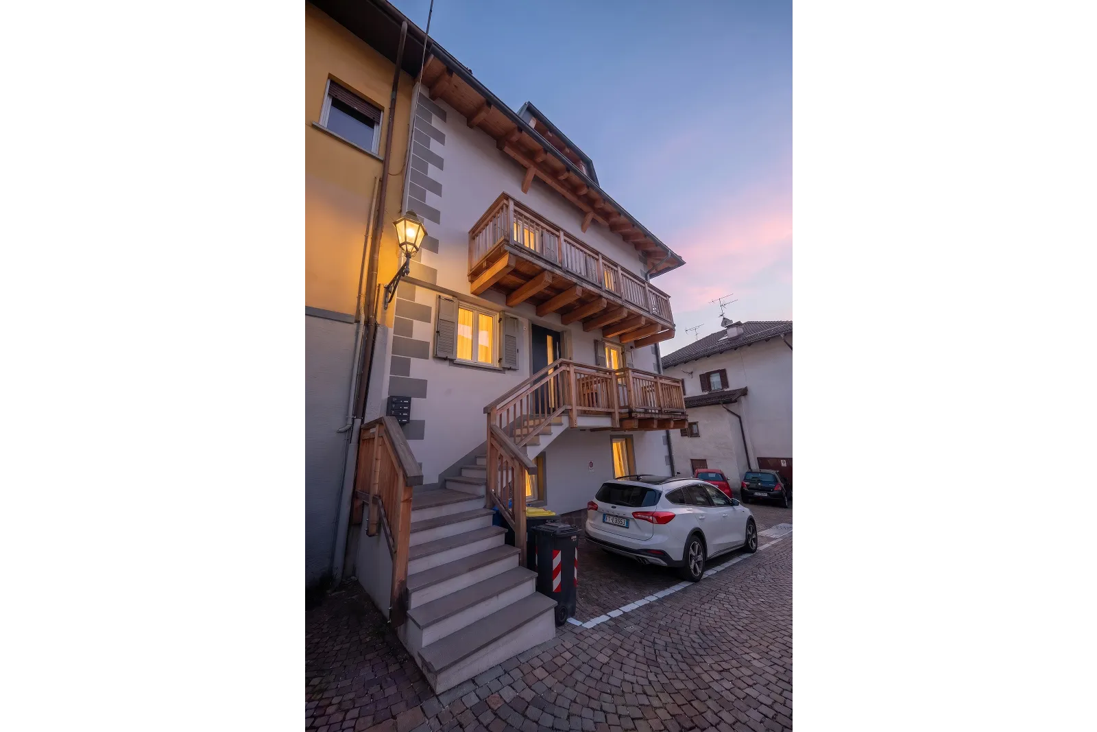 Restauro conservativo di casa di montagna con finiture in legno, serramenti e scala d'accesso ad opera di 2R Group in Val di Fiemme