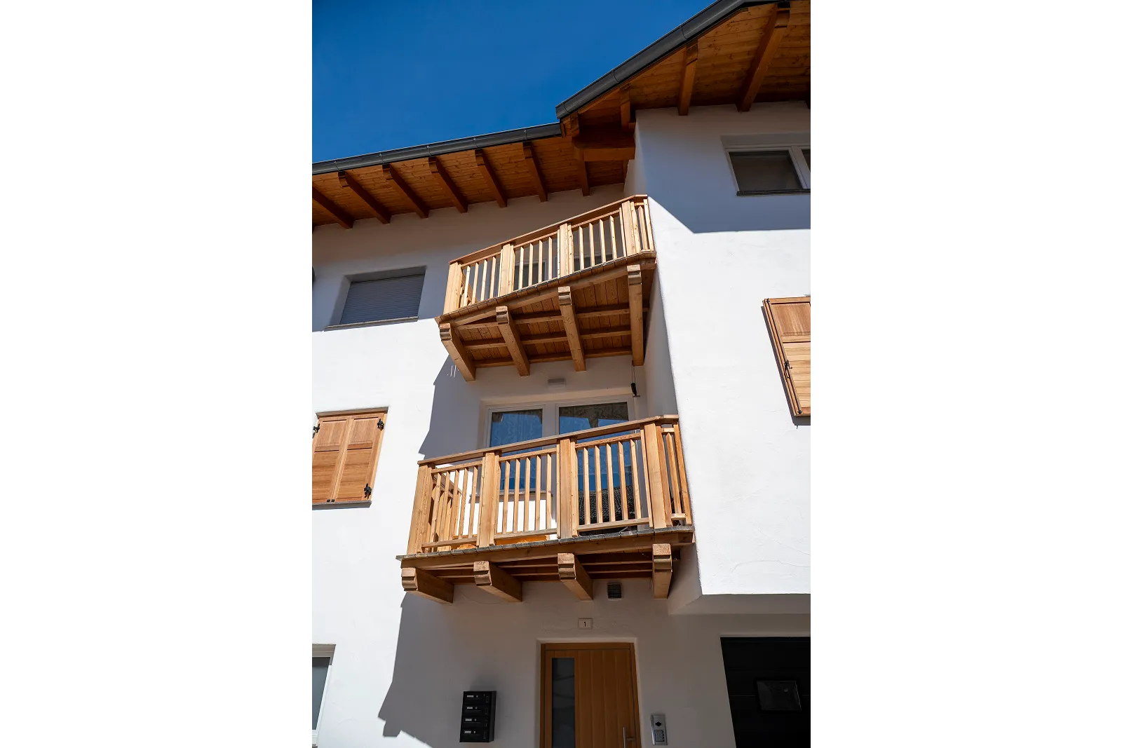 Poggioli artigianali in legno massiccio con sottotetto abbinato in una casa ristrutturata a Castello di Fiemme da 2R Group